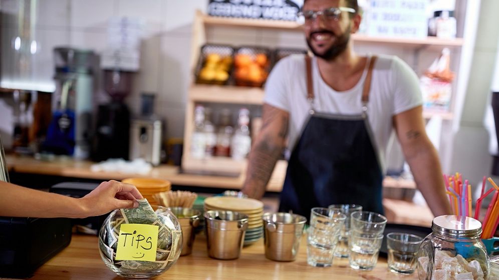 Nici americanii nu mai vor să lase bacșiș. Chiar și angajații la benzinării au ajuns să ceară