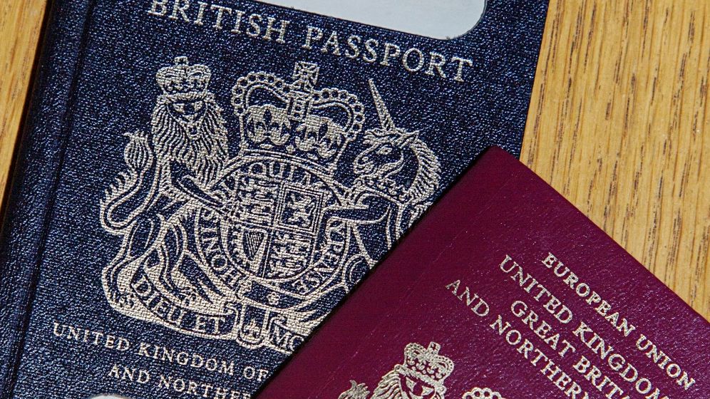 După Brexit, paşapoartele de culoare albastră revin în Marea Britanie