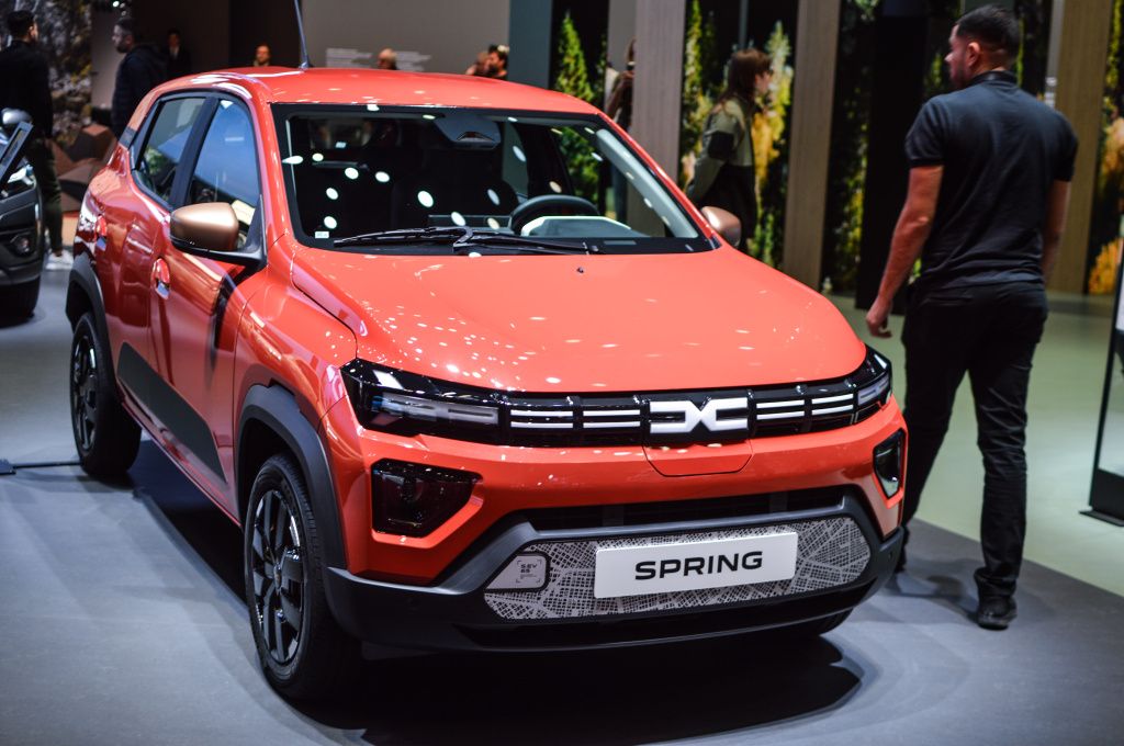 Dacia Spring, cu acea hartă pe barele față-spate (dacă o vrei)