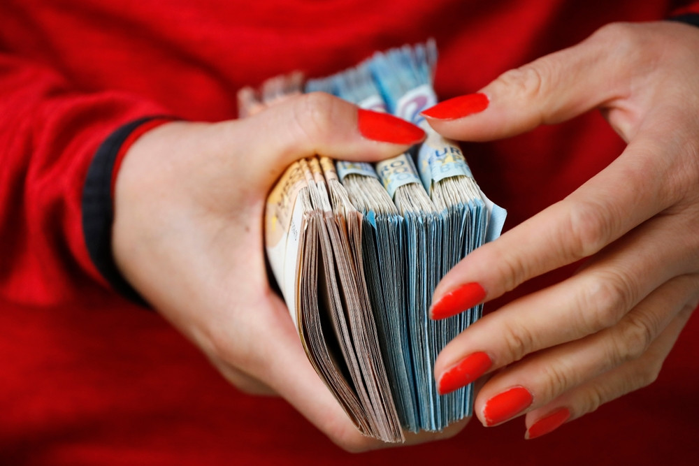 Salariul mediu net din București a scăzut cu peste 400 de lei într-o singură lună: cât se câștigă în capitală