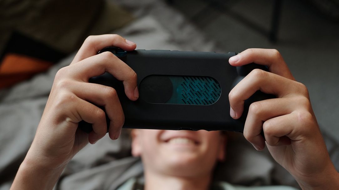 Studiu important pentru părinți: Cu cât copiii primesc mai devreme acces la TikTok, Instagram sau alte rețele sociale, cu atât riscul de a avea rezultate mai slabe la școală crește