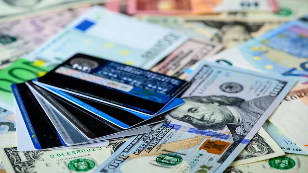 Cash sau card când îți faci concediul în străinătate?