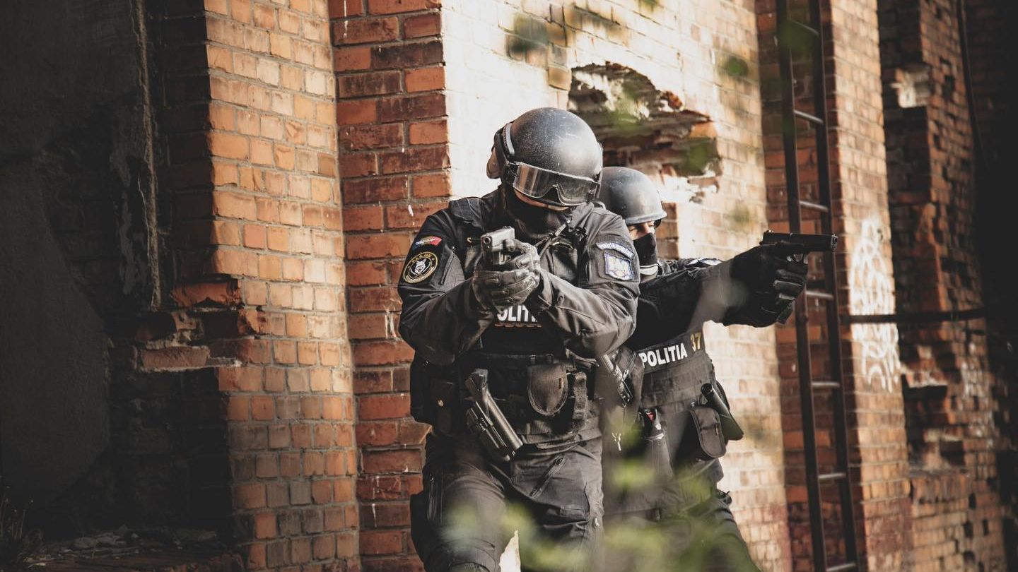 Percheziții vizând cântăreți de manele care ar fi fraudat statul cerând ajutoare de 1,2 milioane lei în pandemie