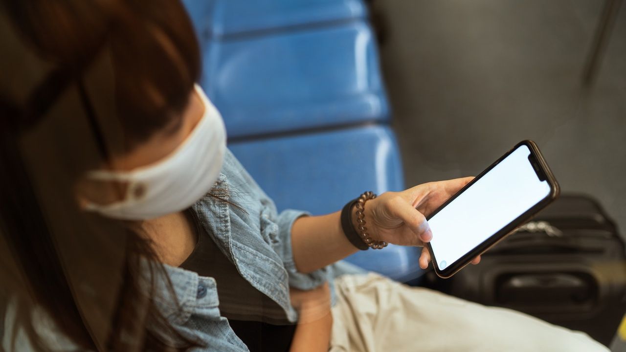 ANALIZĂ | Șase luni de la primul caz de COVID-19 înregistrat în România. Cele mai multe cazuri noi de coronavirus, în plin sezon estival