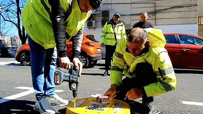 Fără scandaluri pe locurile de parcare: O primărie vinde blocatoare. Cât costă unul