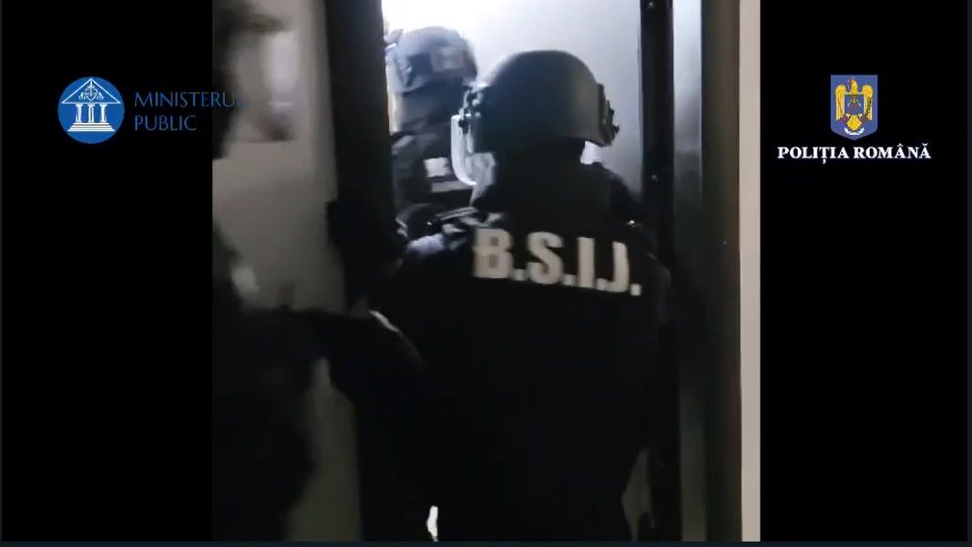 FOTO | Percheziții la influencerii care i-au făcut reclamă lui Călin Georgescu