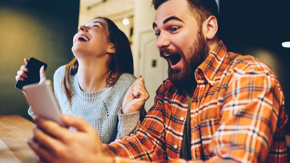 Ce impozite trebuie să plătești dacă primești tichete de masă sau câștigi la Loteria vaccinaților? Tratamentul fiscal al beneficiilor acordate de Guvern