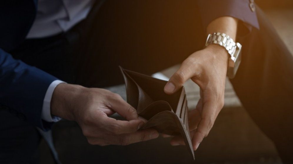 Bancherii atenționează: un nou tip de fraudă te lasă fără bani prin mirajul investițiilor
