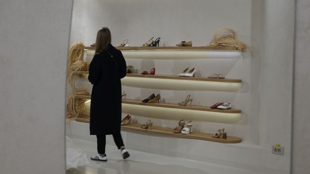 Brandul românesc de încălțăminte Alura și-a deschis showroom în București. Fondatoare: Ne-am - Imagine 4