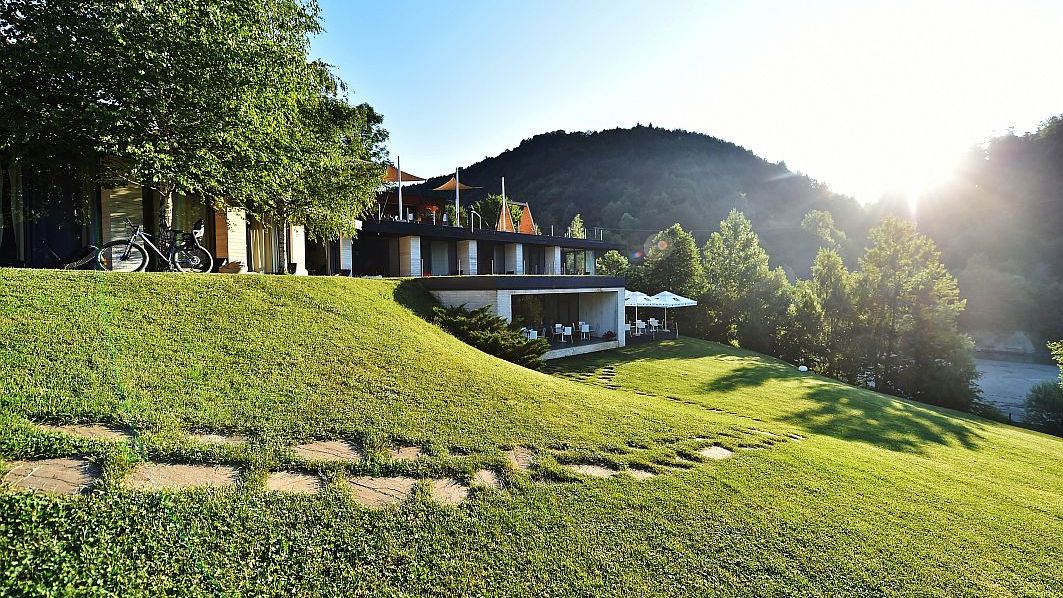 [GALERIE FOTO] Reportaj la Atra Doftana, resortul de lux care se integrează perfect în liniștea naturii din Valea Doftanei