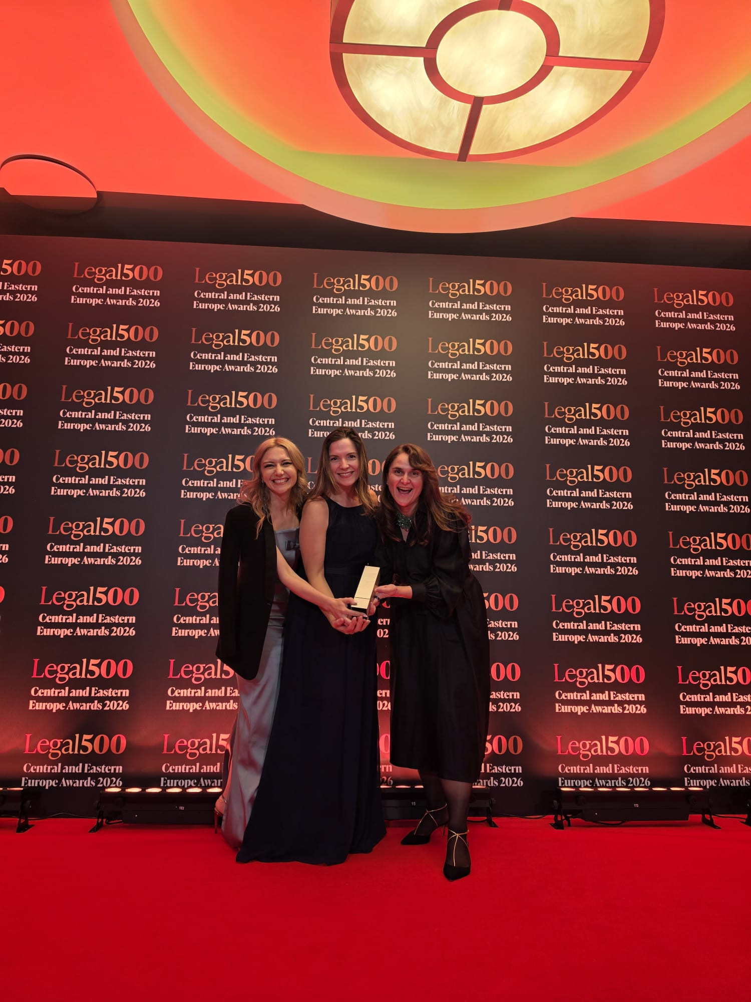 O firmă de avocatură din România câștigă două premii la Legal 500 CEE Awards 2026. Cine sunt câștigătorii