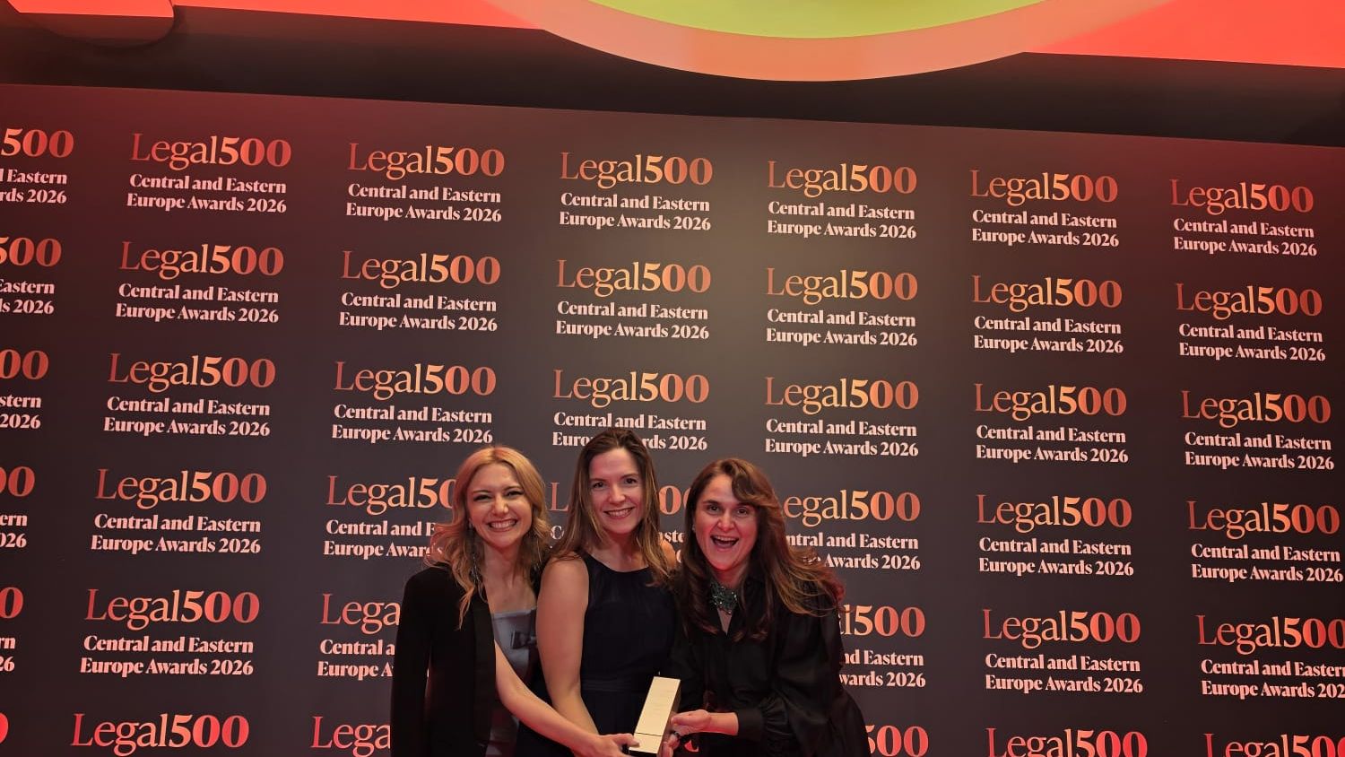 O firmă de avocatură din România câștigă două premii la Legal 500 CEE Awards 2026. Cine sunt câștigătorii