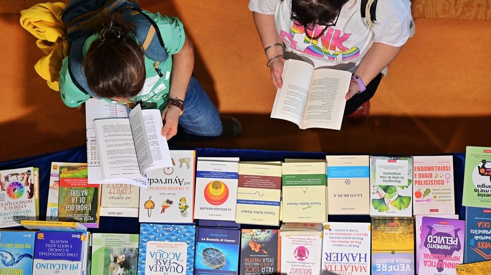 6 din 10 școli din România nu au bibliotecă. Cum poți dona cărți prin hipermarketurile Carrefour
