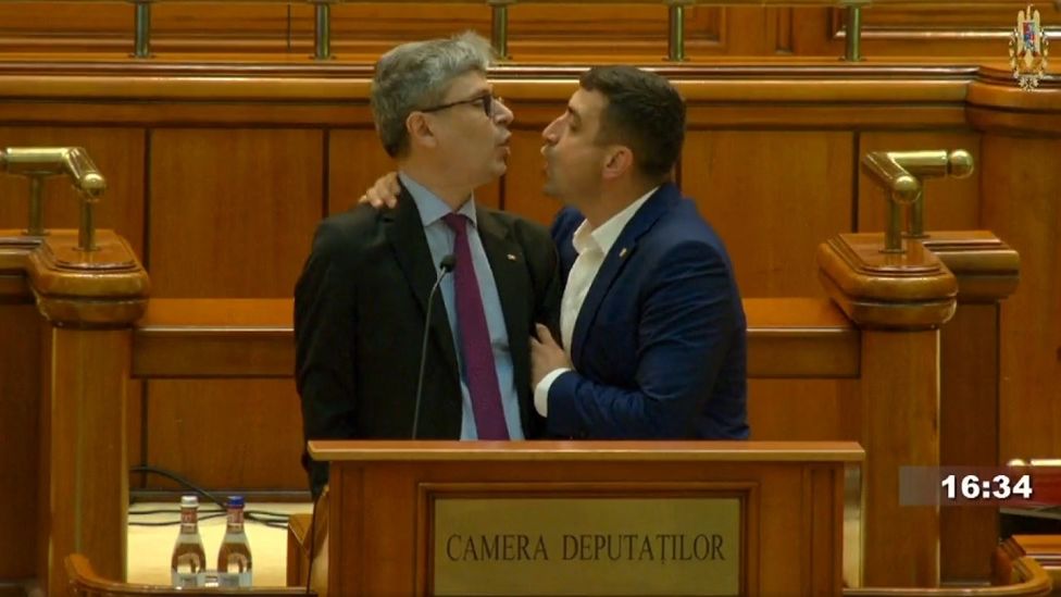 AUR, POT și SOS, singurele partide care au votat împotriva legii care pedepsește fascismul și xenofobia