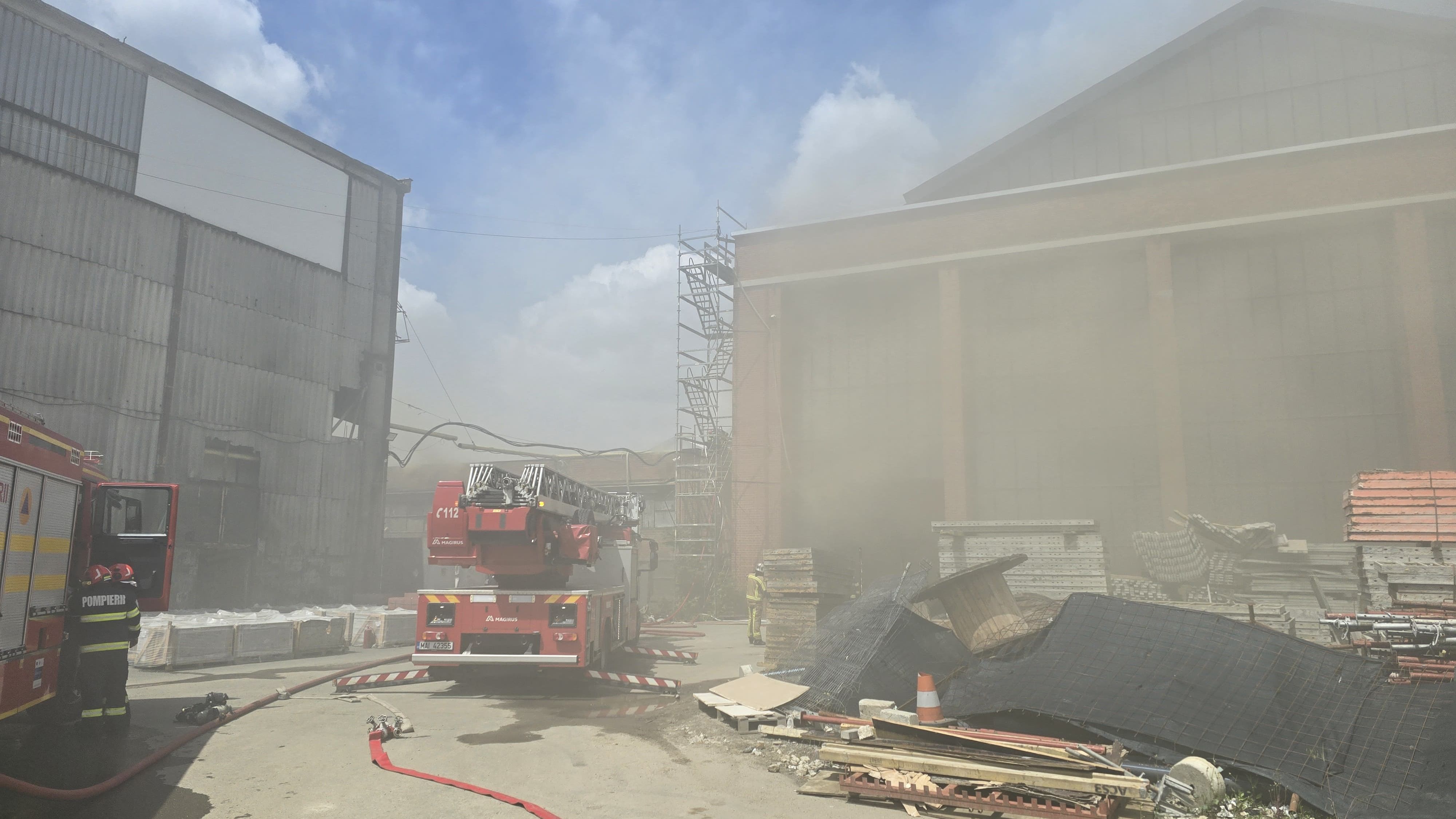 Incendiu major la o hală lipită de Hala Laminor: imagini și detalii de la fața locului