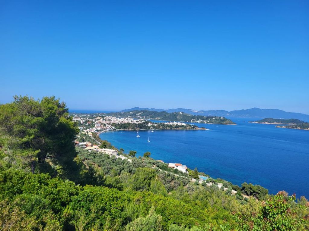 Skiathos, micuța insulă din Marea Egee cu păduri de pin, plaje premiate și povești medievale - Imagine 23