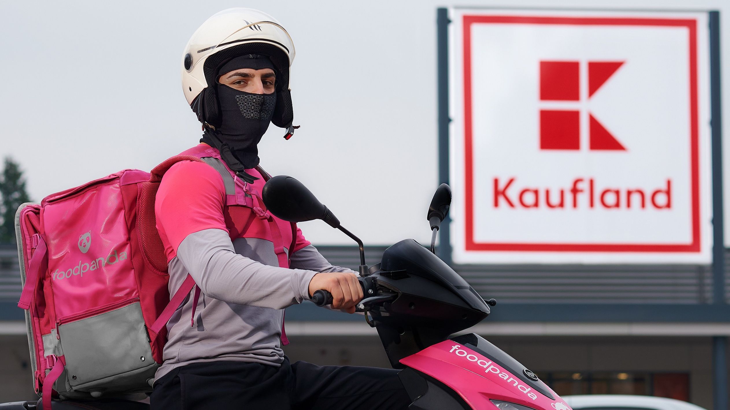 Foodpanda începe să livreze produse de la Kaufland: în cât timp vine comanda și ce poți cumpăra