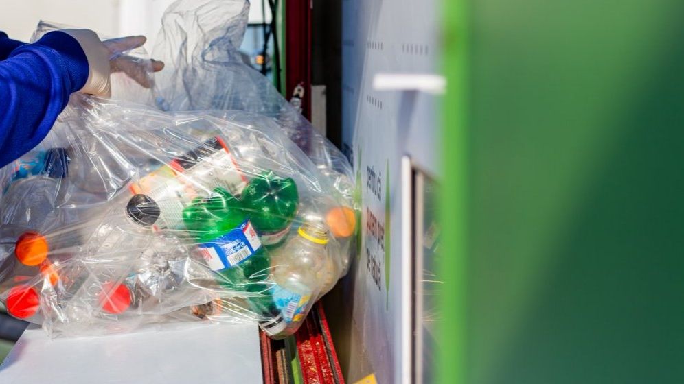Peste 750.000 de PET-uri colectate prin campania Carrefour "Plata cu PET". Retailerul lansează cea de-a patra ediție