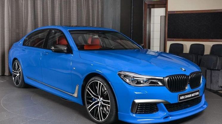 BMW M760Li ne uimeste cu nuanta Santorini Blue