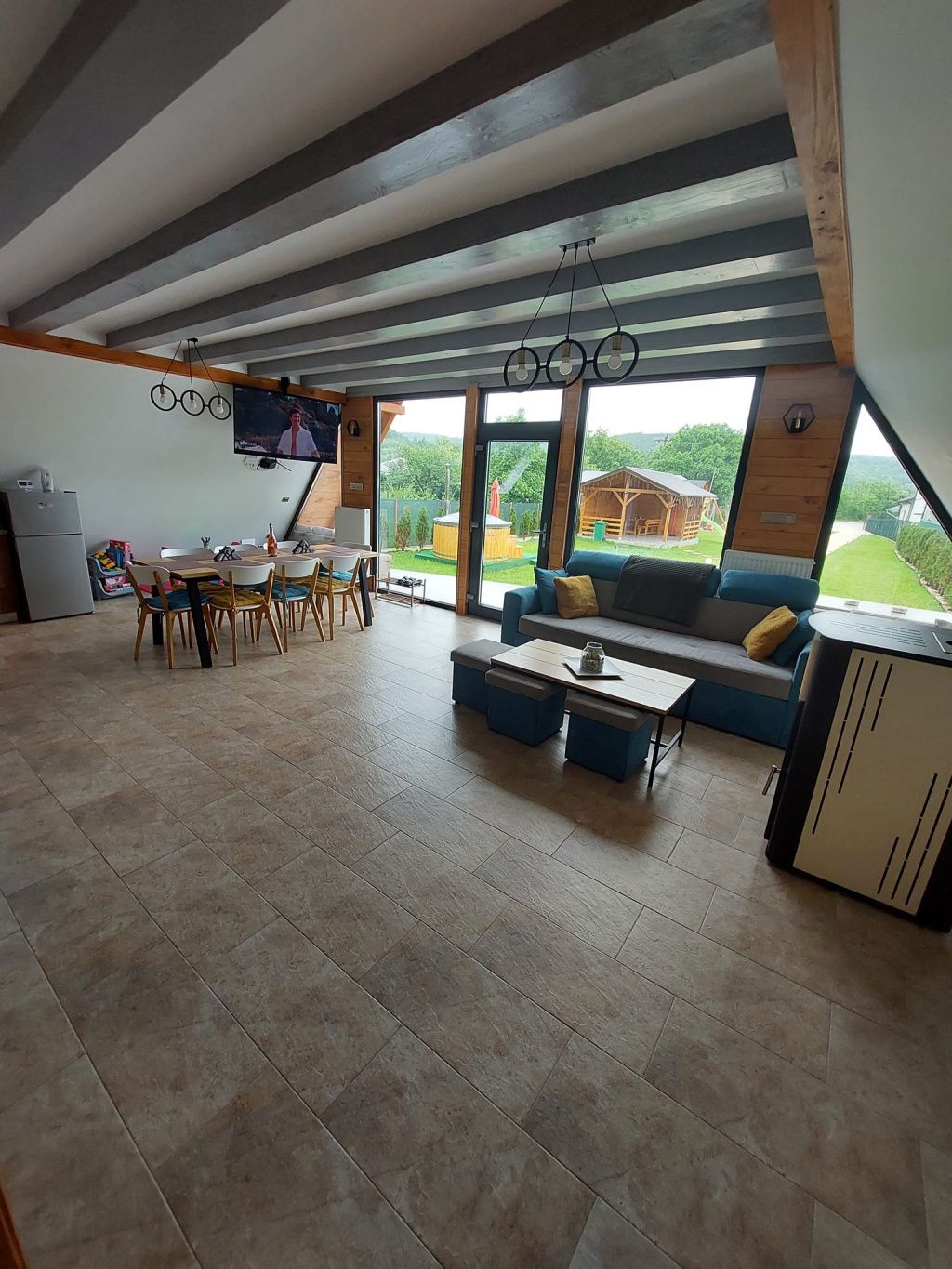 GALERIE FOTO: 5 cabane A-Frame din România unde te poți caza. Sunt la mare căutare printre cei ca - Imagine 10