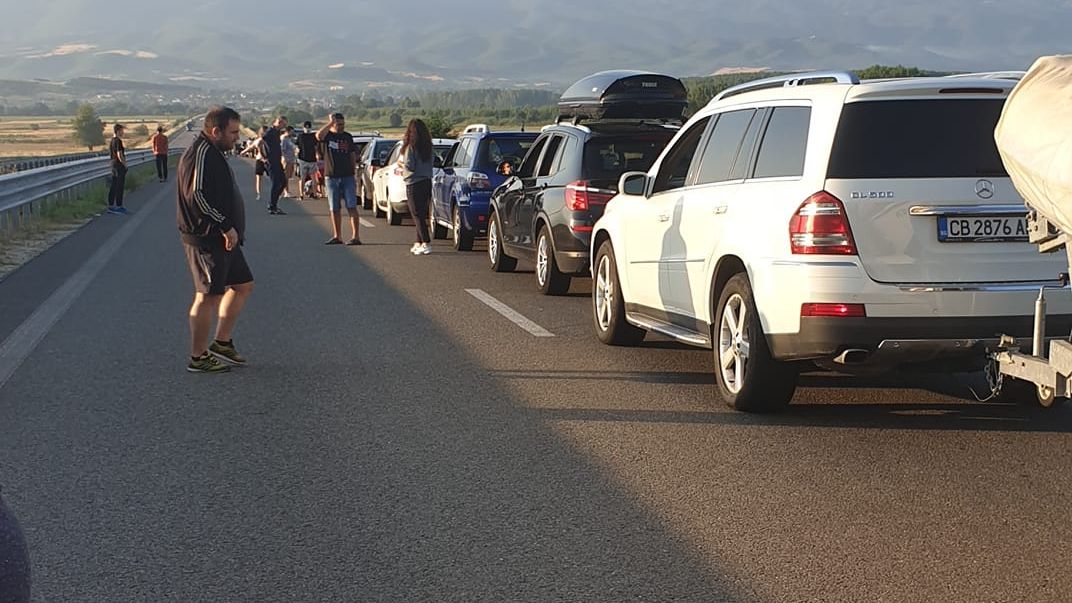FOTO Din nou cozi kilometrice la vama Kulata. Pe forumuri românii scriu că se trece fără testare pe la Makaza