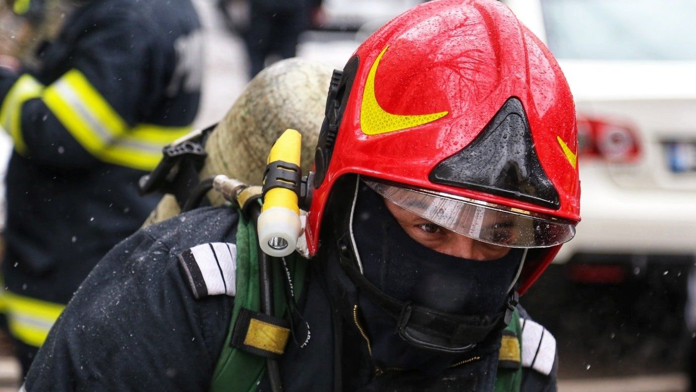 FOTO: Incendiu puternic la o casă din București. Sunt degajări mari de fum