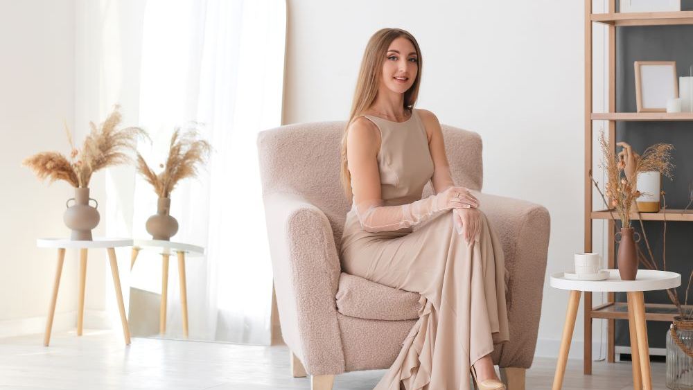 5 sfaturi care te pot ajuta să accesorizezi o rochie nude simplă