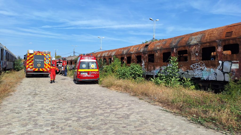 GALERIE FOTO: Incendiu puternic în zona Podului Grant și a Podului Basarab. Două vagoane dezafect - Imagine 5