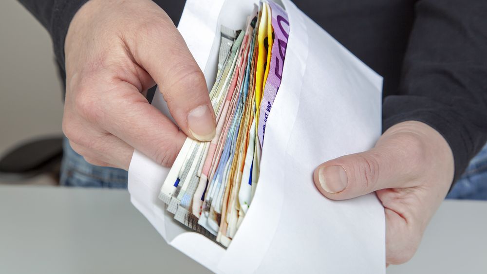 Imobiliarele, sectorul cel mai vulnerabil la riscul de spălare de bani. Risc mediu în comerț