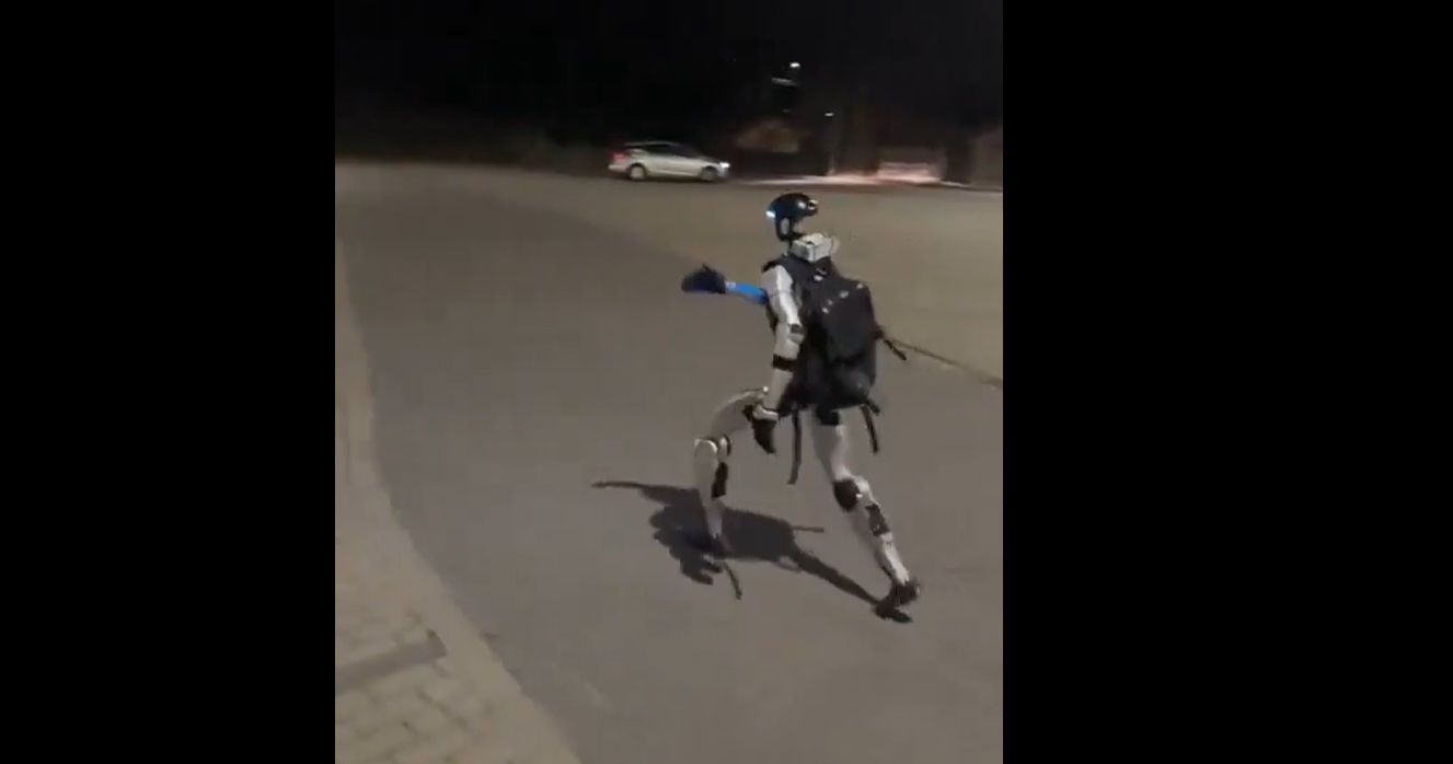 [VIDEO] Un robot umanoid cu ceas Rolex aleargă o turmă de mistreți pe străzile din Varșovia