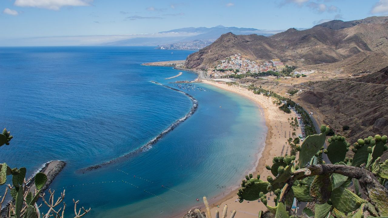Angajații unei companii sunt răsplătiți cu o vacanță în Tenerife pentru munca depusă în pandemie