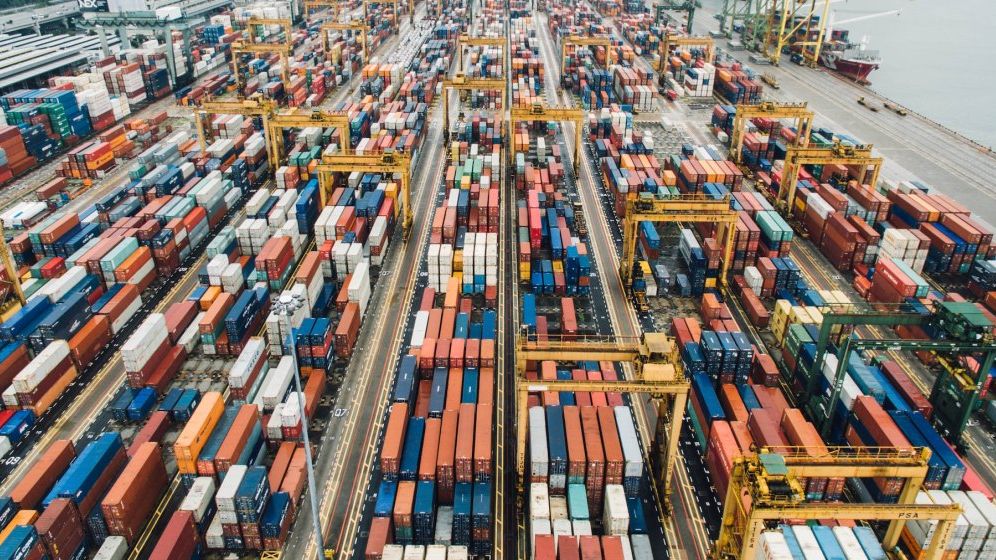 Deficitul comercial este în scădere. Mașinile, principalul export și import al României