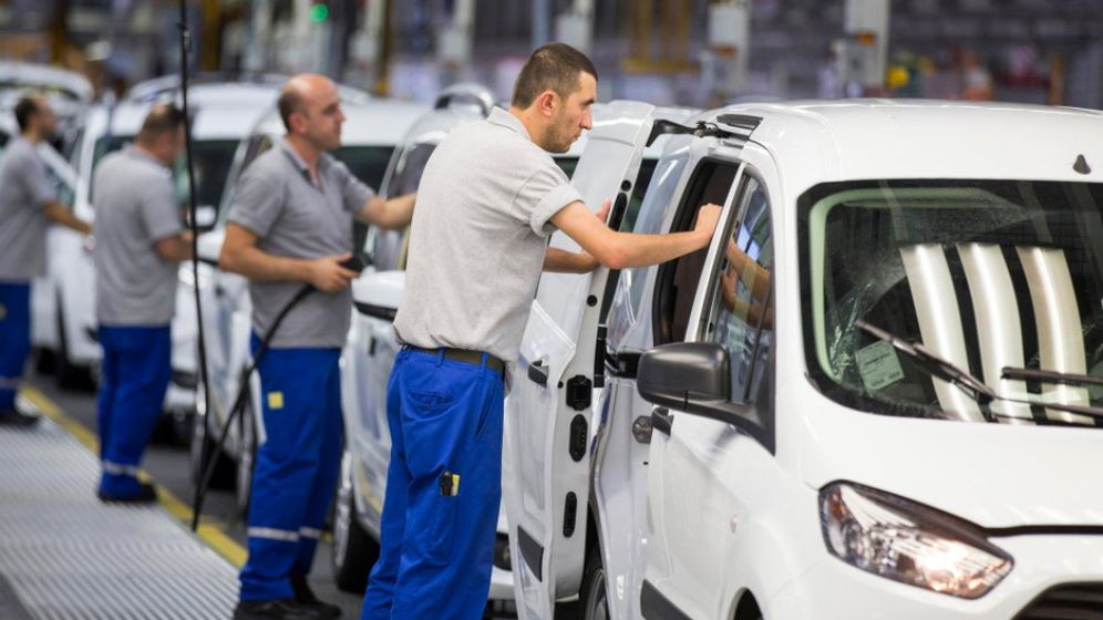 Experimentul AI a eșuat la Ford? Compania a reangajat inginerii veterani pe care-i concediase inițial.&nbsp;Oficialii își recunosc greșeala