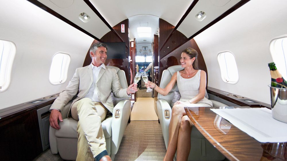 Raiffeisen are un nou card pentru românii bogați: ai acces în saloanele de VIP la aeroport, șofer privat și asigurare de călătorie