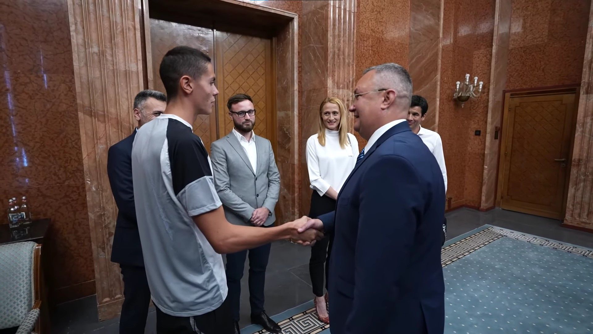Ciucă: Popovici mi-a cerut să asigurăm tinerilor condițiile necesare pentru a face sport