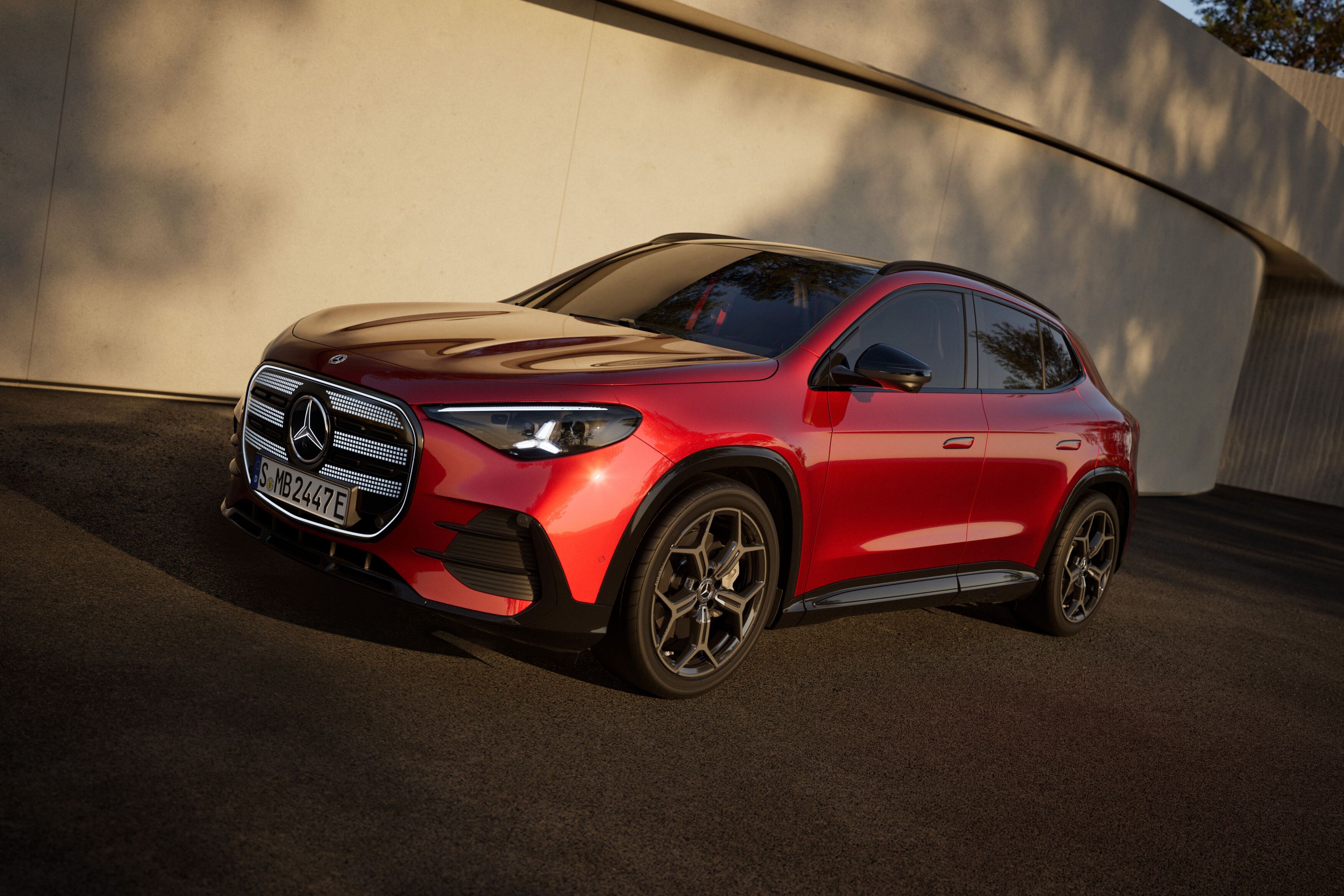 FOTO | Mercedes-Benz dezvăluie noul GLA electric. Autonomia maximă depășește 650 de kilometri - Poza 1