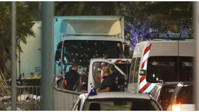 Autoritatile franceze au retinut inca doua persoane care ar avea legatura cu atacul de la Nisa