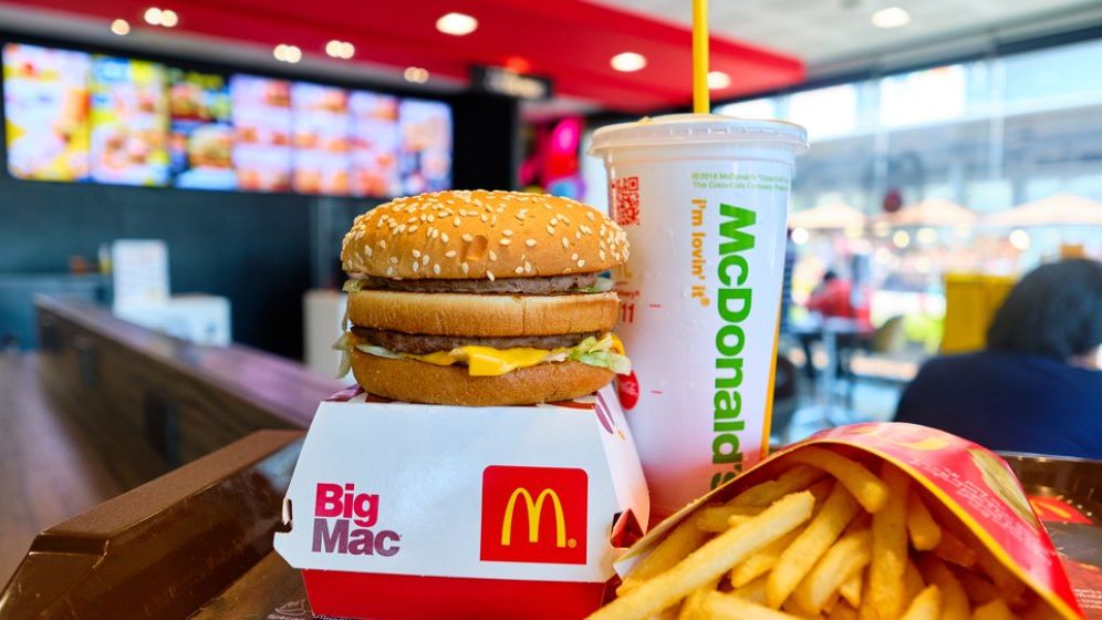 McDonald’s introduce tăvi din plastic 100% reciclat în restaurante, în premieră pentru România