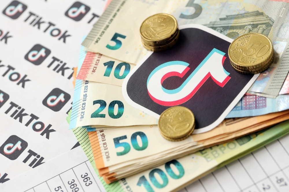 TikTok ar putea permite transferuri de bani prin mesaje. Aplicația intră tot mai mult în zona serviciilor financiare