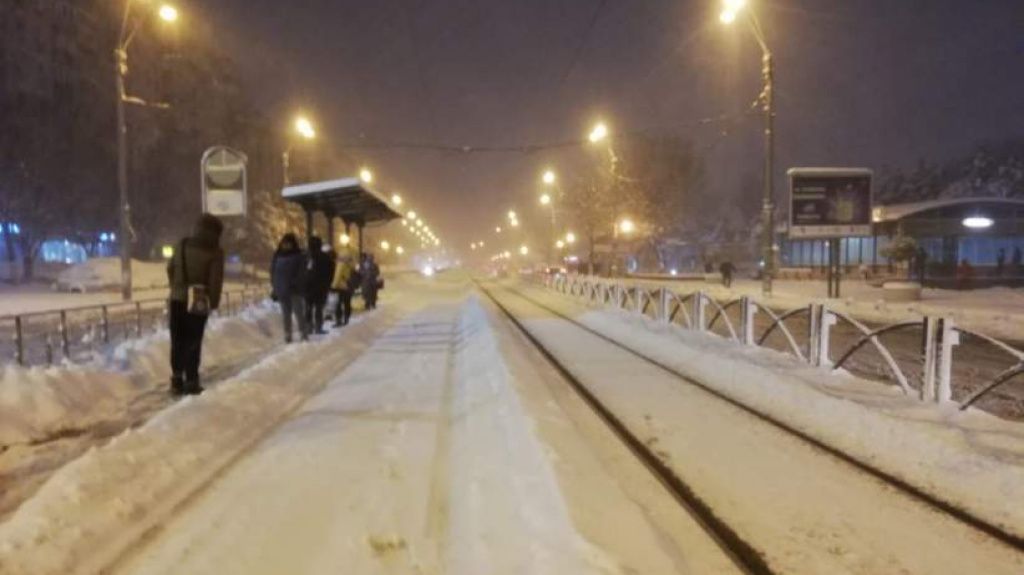 STB a suspendat mai multe trasee din București din cauza zăpezii