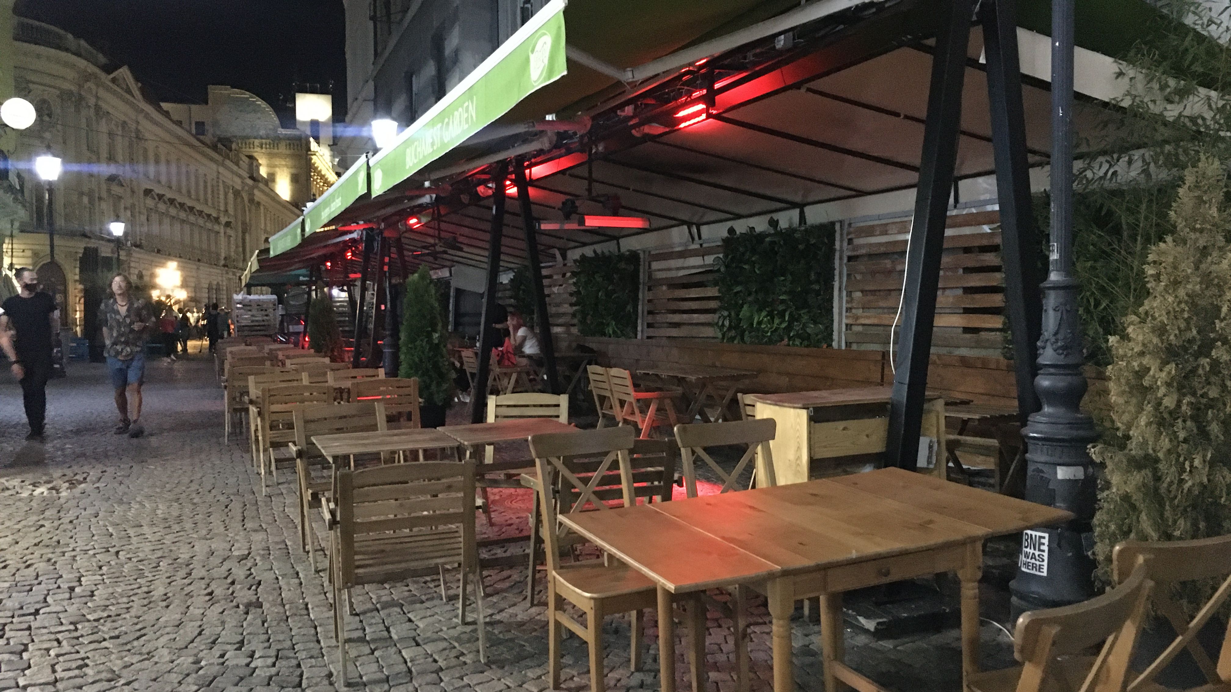 FOTO Cum arăta Centrul Vechi duminică seara, după ce s-au închis terasele. Patron: ”Gata, acum ca e ora 23:00 virusul a dispărut”