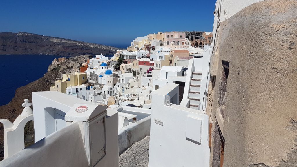Vacanțele în Grecia se redistribuie: Santorini pierde rezervări, iar insulele de lângă Atena câștigă teren