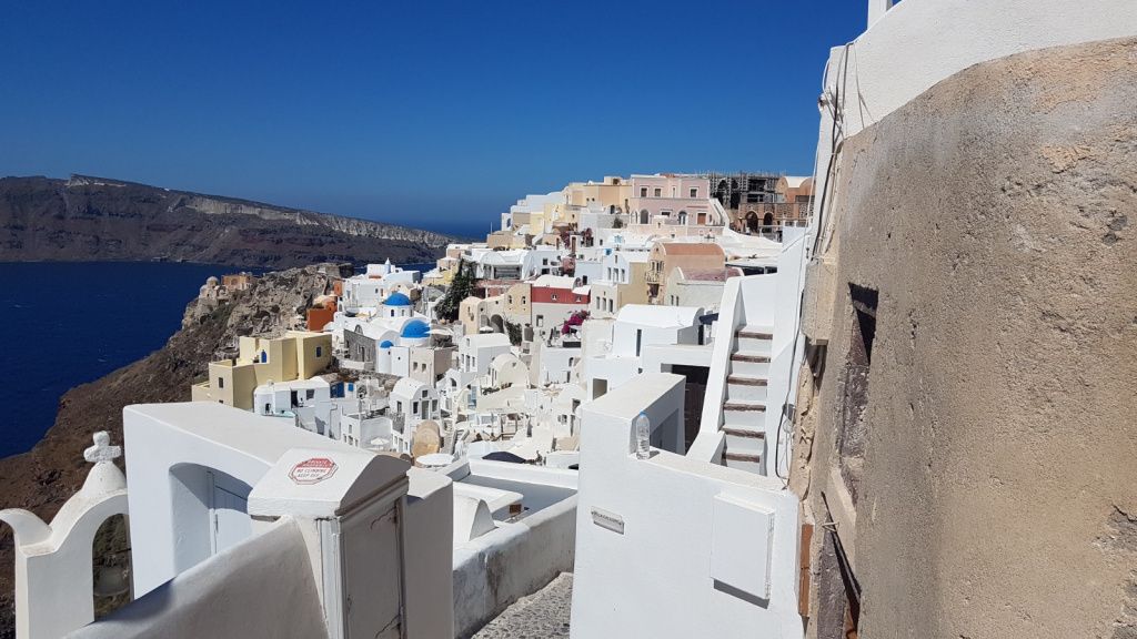 Turiștii întorc spatele insulelor Santorini și Mykonos din cauza prețurilor exagerate