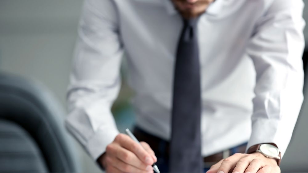 Haos în piața muncii: în goana de a ”scăpa” de angajați, companiile apelează la demisiile în alb și concedierile prin telefon