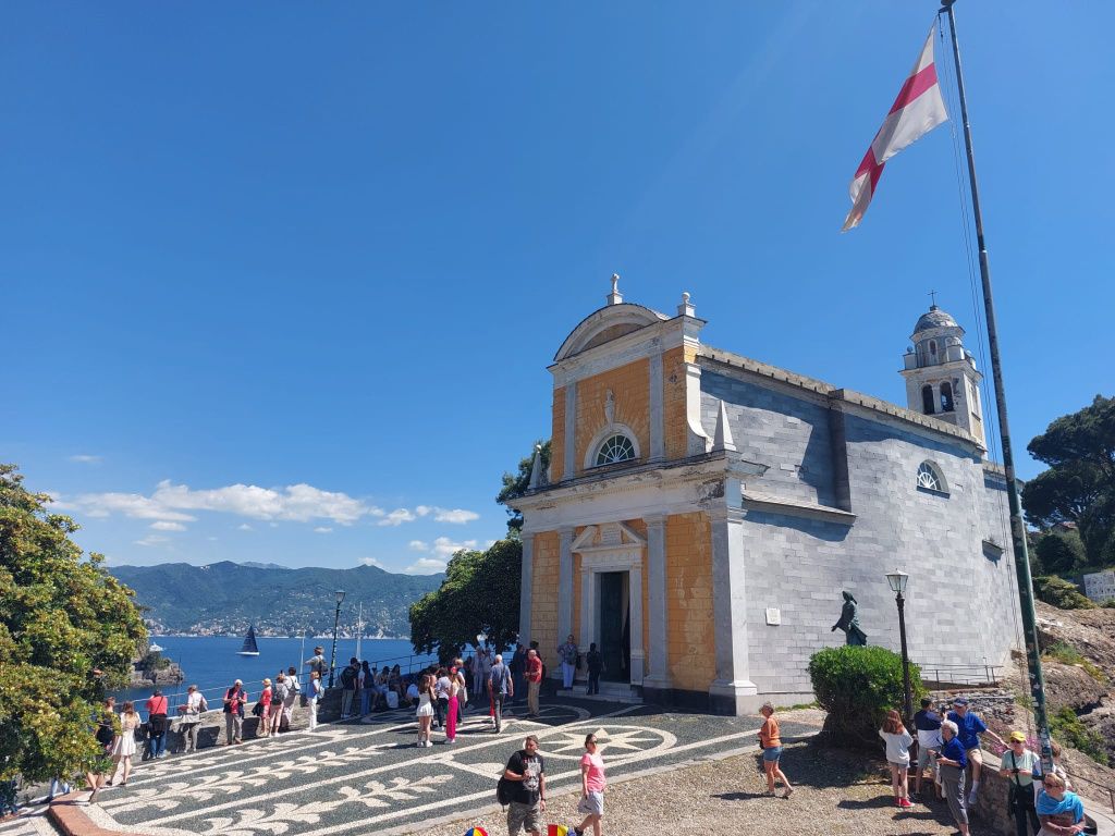 Vizită în Portofino: cum îți poți "žgăsi dragostea" pentru Riviera Italiană în orașul iu - Imagine 24