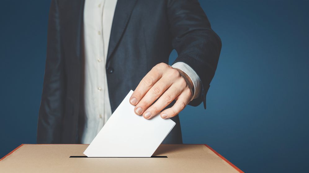 Cum arată intențiile de vot ale românilor cu exact o lună înainte de alegeri. Geoană, veșnic pe locul 1, coboară acum pe poziția a treia