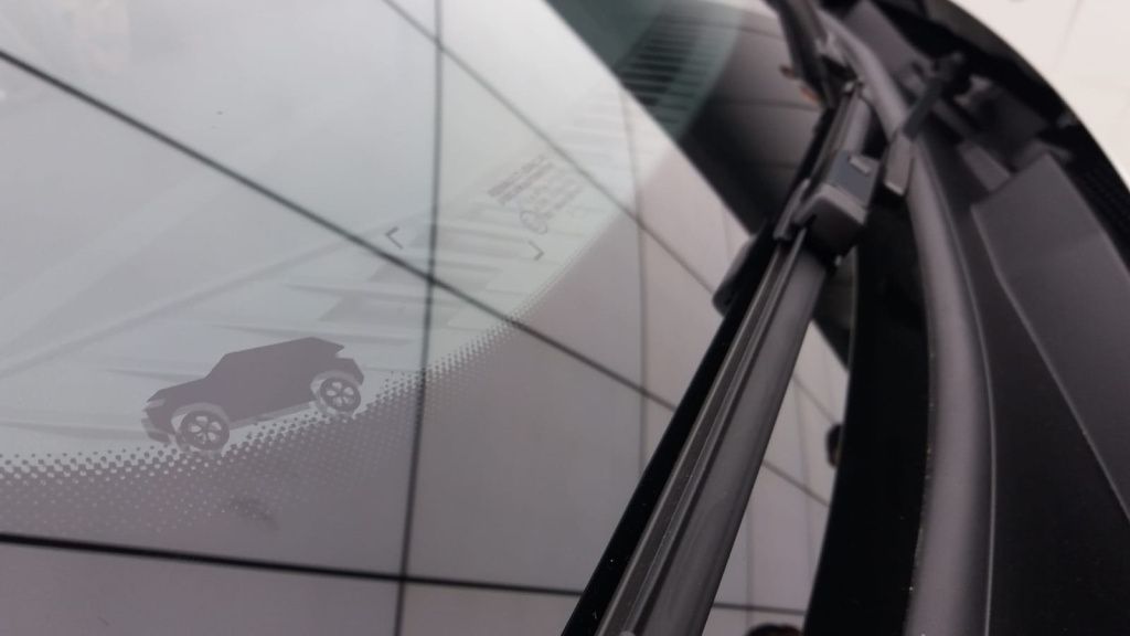 Un "žeaster egg" pe parbriz și lunetă: mini-Duster.
