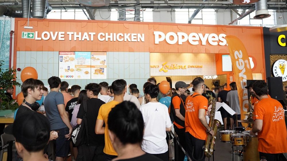 Oltenii s-au înghesuit cu mic, cu mare, la deschiderea Popeyes. Coadă ca pe vremea lui Ceaușescu la aripioare picante și cartofi Cajun