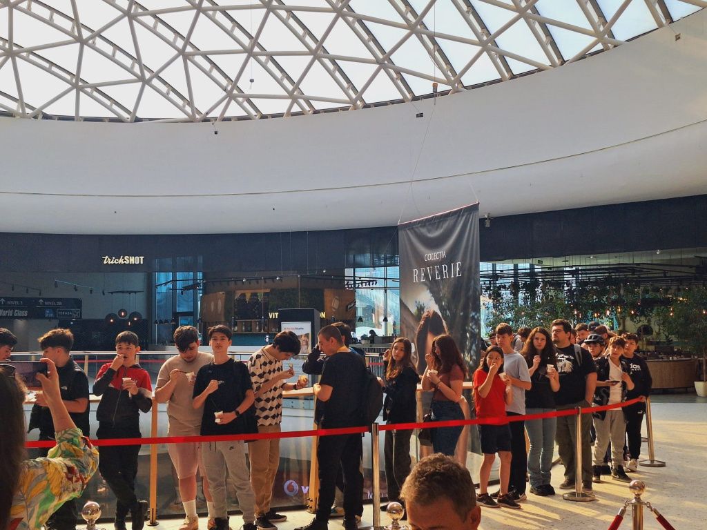 Galerie FOTO S-a deschis primul Wendy's din București: clienții s-au pus la coadă cu o oră înai - Imagine 12