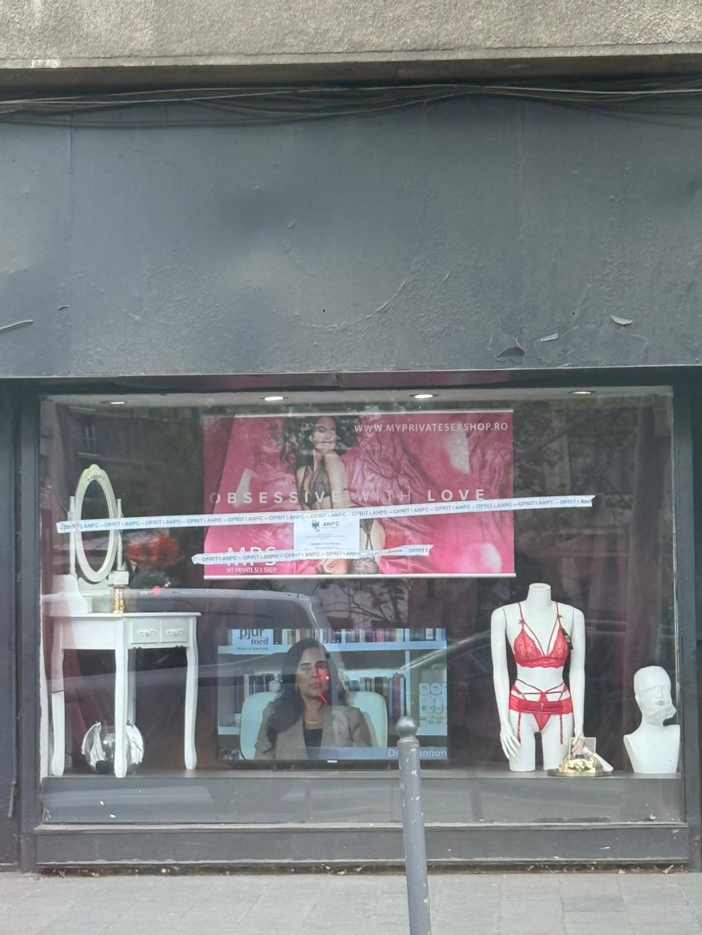 FOTO: Control ANPC la sex-shop-urile din Capitală. Ce nereguli a găsit Piedone la produsele pentru - Imagine 5